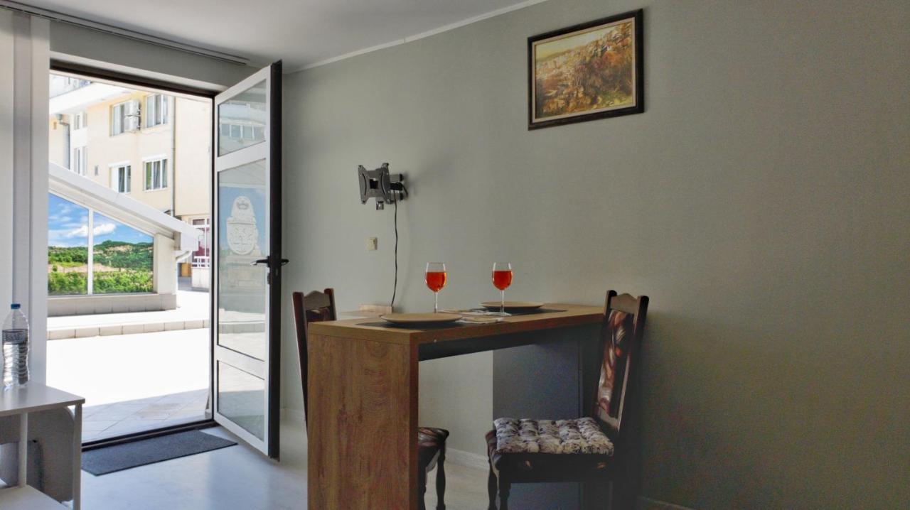 Cozy Studio Near The Park With Huge Verandah. ヴェリコ・タルノヴォ エクステリア 写真
